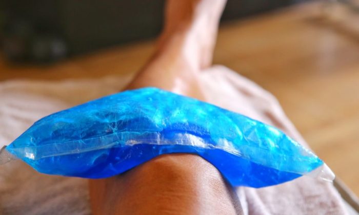 How to make an ice pack at home using everyday household items